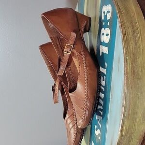 White mountain leather shoes EUC